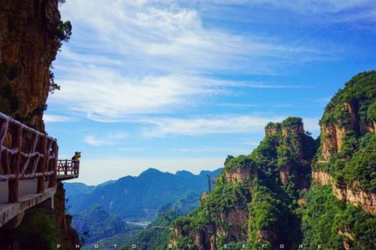 那里夏季平均气温只有21.3℃，被称为“深呼吸小城”“天然氧吧”