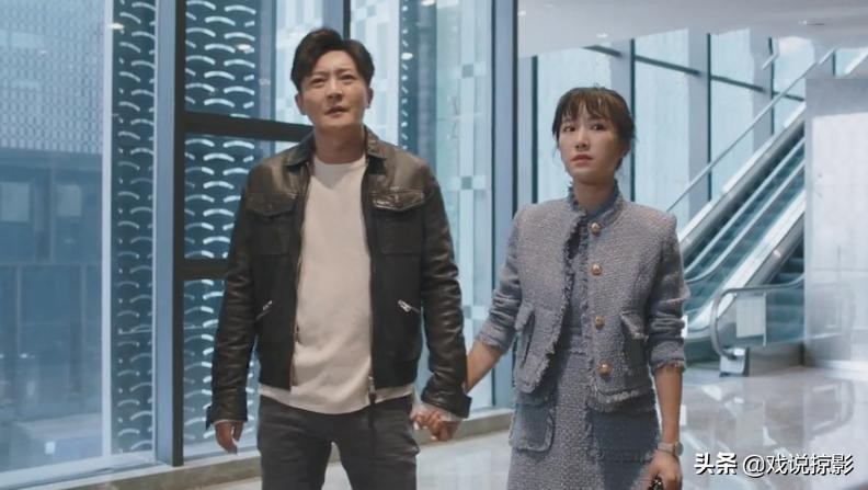 收入堪忧却一身名牌，朱丽的着装是剧情bug还是有意为之？