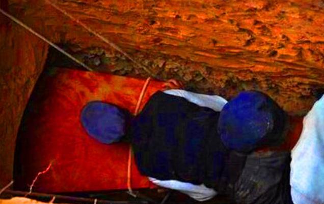 河南老农挖出一口棺材,农民建房挖出红棺视频