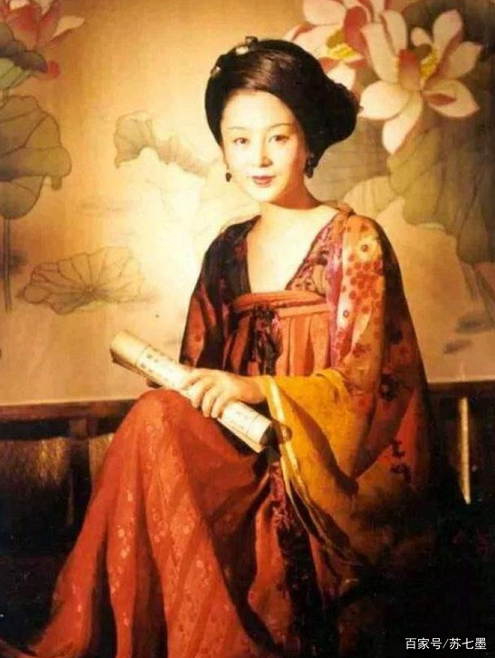 方脸脸型与发型搭配女士,适合梨形方脸女生发型