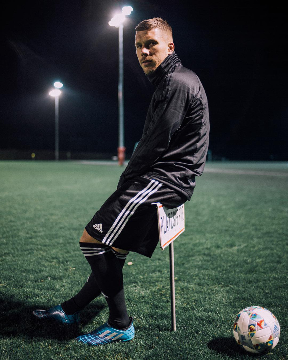 近期球员上脚战靴一览,波多尔斯基右脚