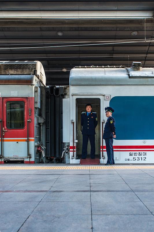 一趟国际列车，靠在北京站，朝鲜乘务员带货忙