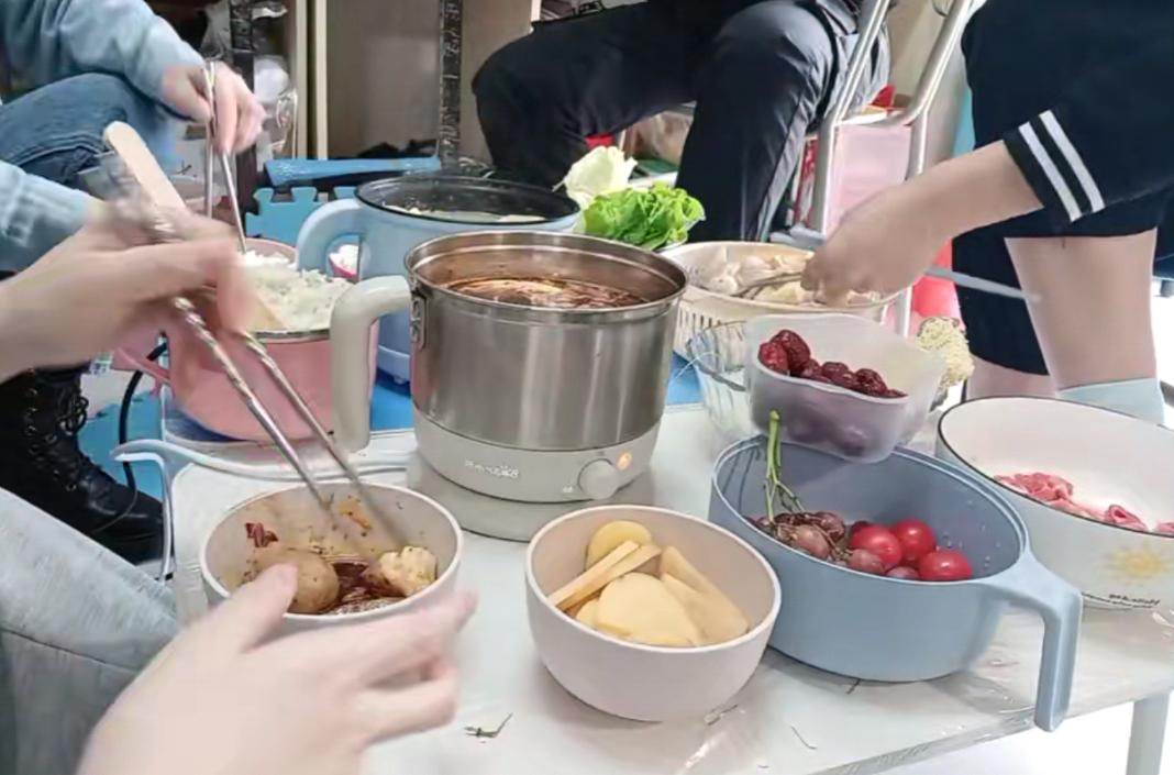 学校嚣张查寝被批评,学校临时抽查女生宿舍