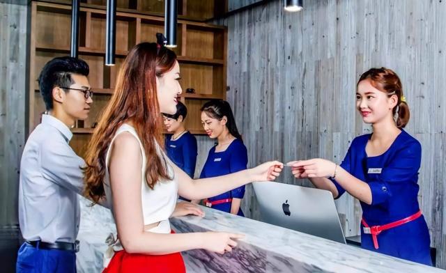 为什么酒店前台工资低还要熬夜,酒店前台工作长期夜班好吗