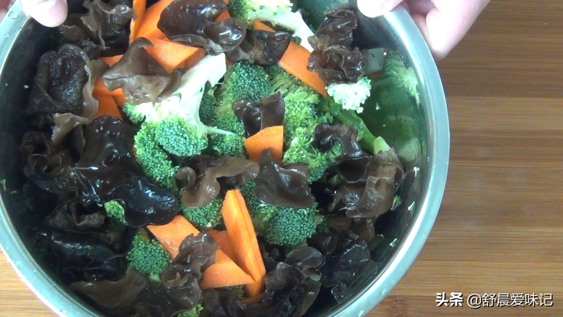 凉拌西兰花的最简单的家常做法,凉拌西兰花最好吃简单的做法