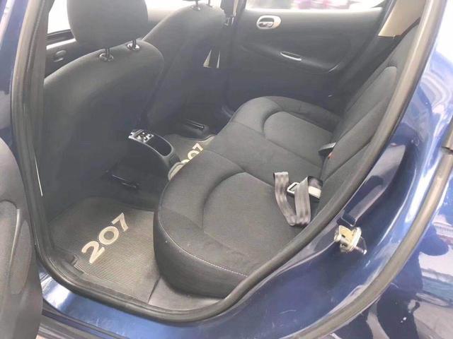 十年车龄的两厢标致207，配有自动空调，开价两万值得买吗