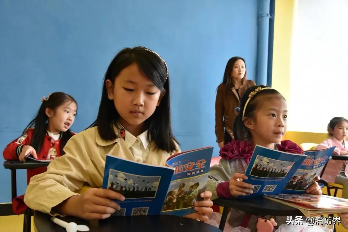 「消防动态」英国老师杰森指导贵州儿童学消防过节受欢迎