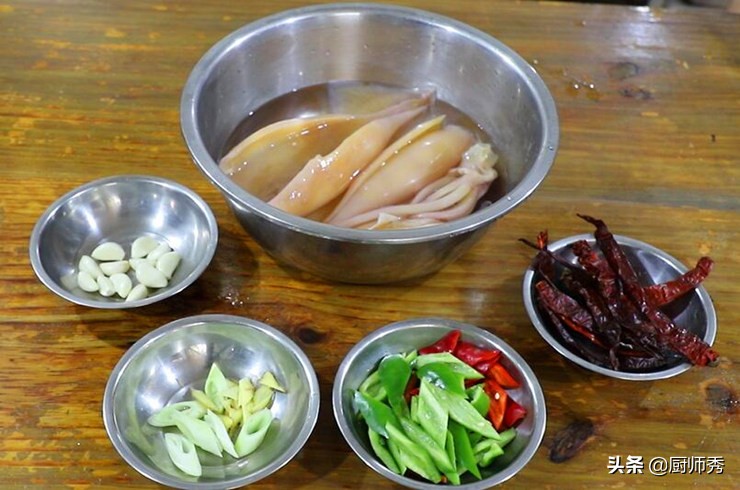 鱿鱼尾炒洋葱做法大厨教你,大厨干锅香辣鱿鱼虾的做法