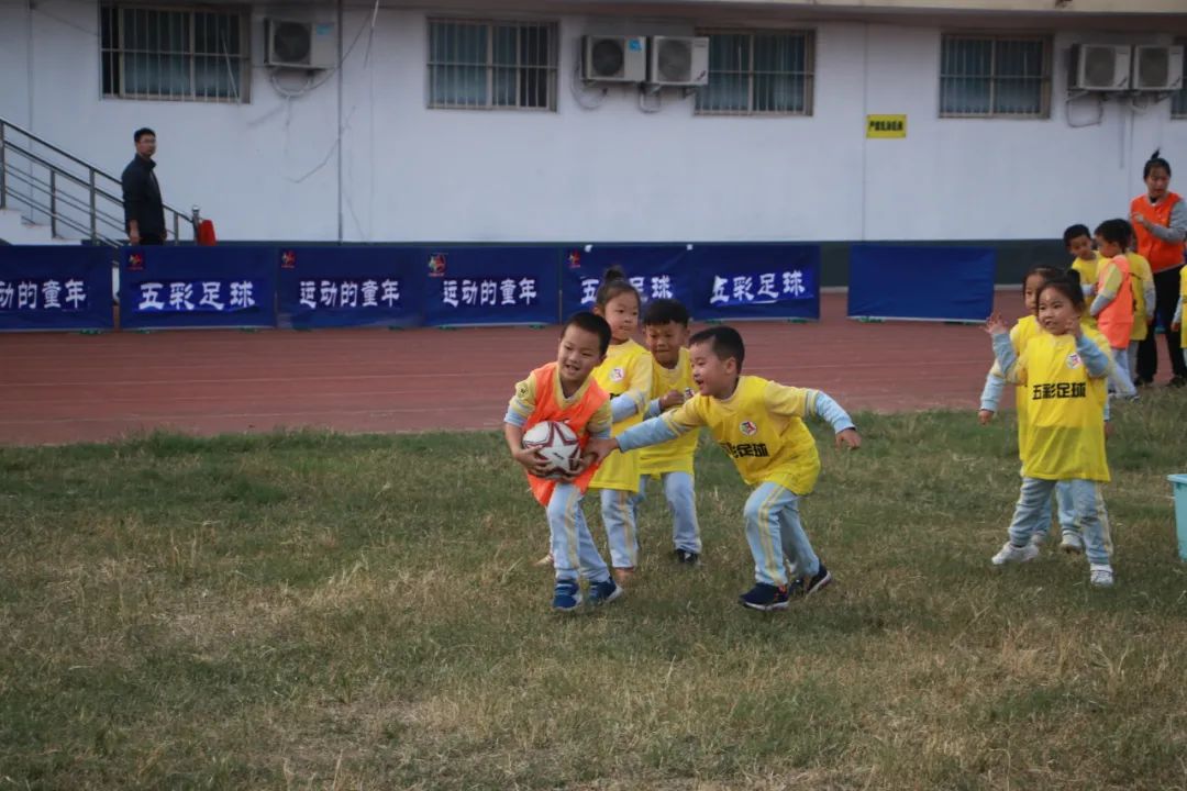 「五彩球运动」“宝贝向前冲”红黄蓝五彩球运动激情开幕