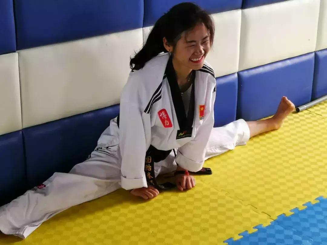 花式压腿训练,老师压腿训练