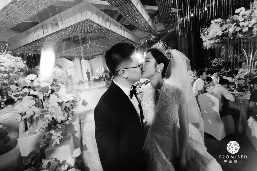 迪拜奢华梦幻婚礼布景,迪拜奢华婚礼布置过亿