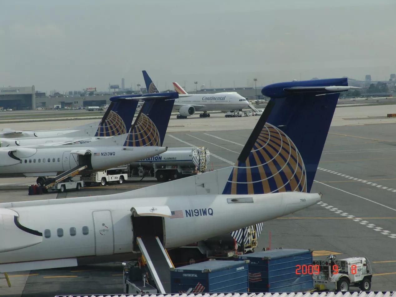 我昨天乘飞机到达伦敦的英文,昨天我乘坐飞机来用英语怎么说