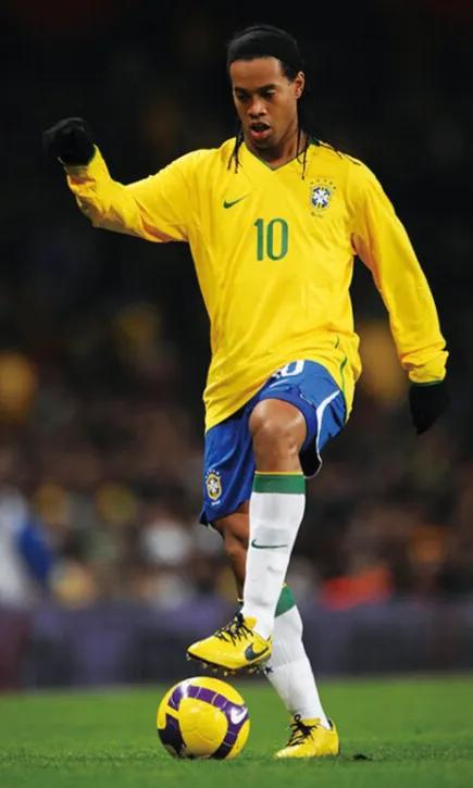 实况手游罗纳尔迪尼奥哪个好用,实况2018罗纳尔迪尼奥在哪个队