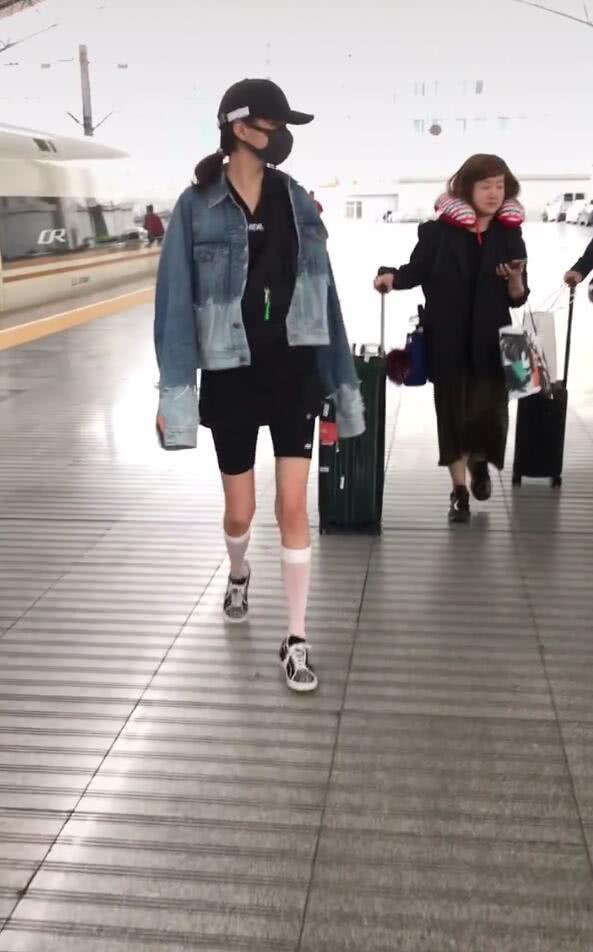 关晓彤反戴鸭舌帽,关晓彤戴着口罩