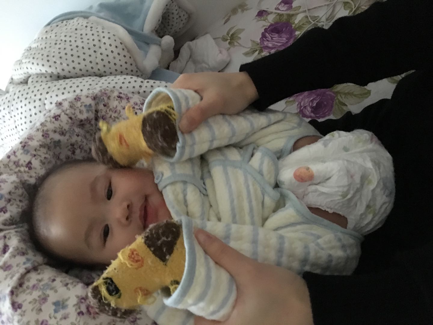 宝宝肠绞痛哭得闹心,宝宝肠绞痛怎么安慰