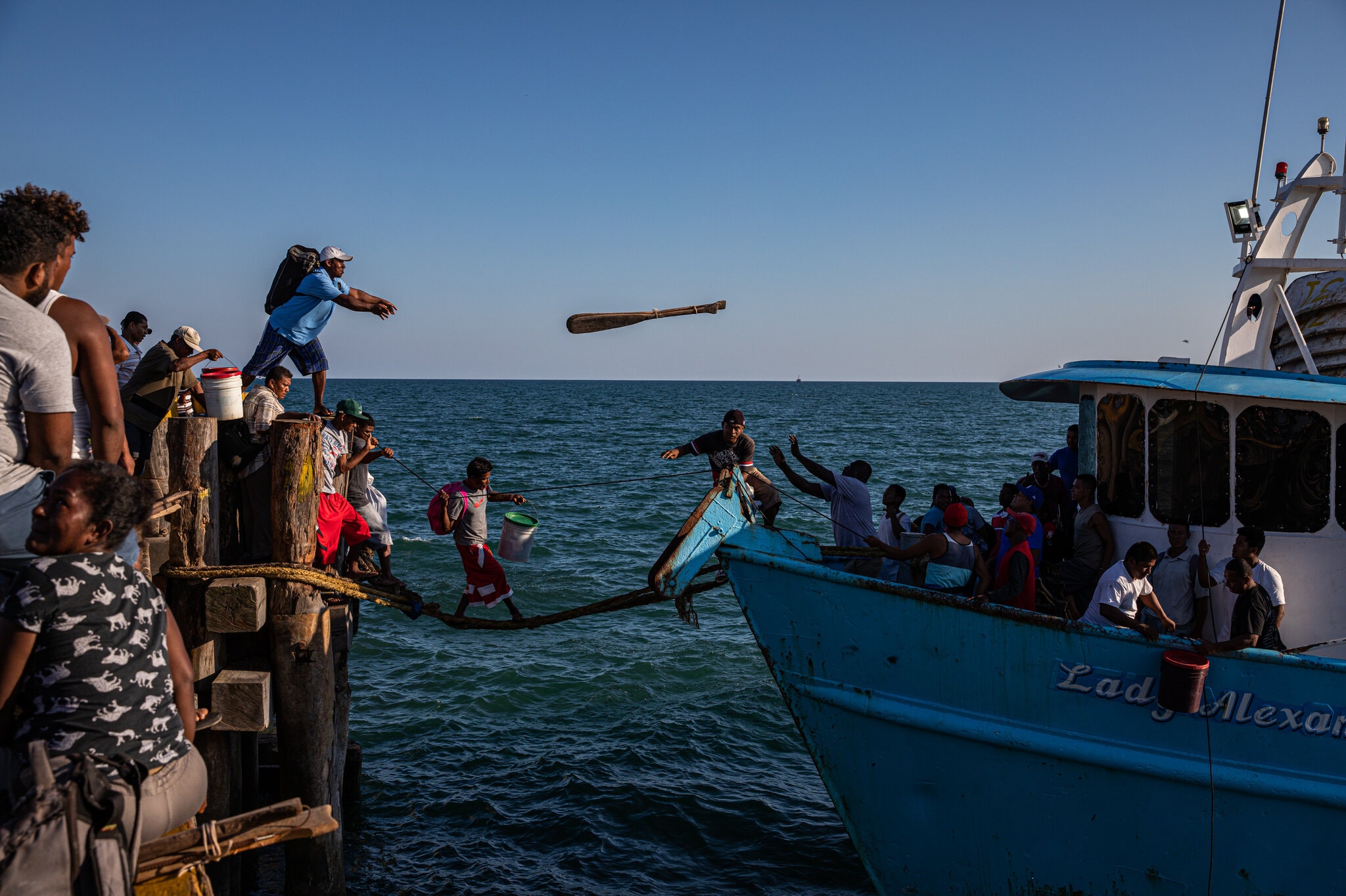 潜水海底打捞巨大龙虾,深海龙虾打捞危险