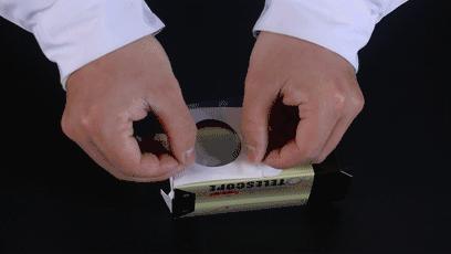 两张硬纸片被熊孩子轻松玩成了望远镜