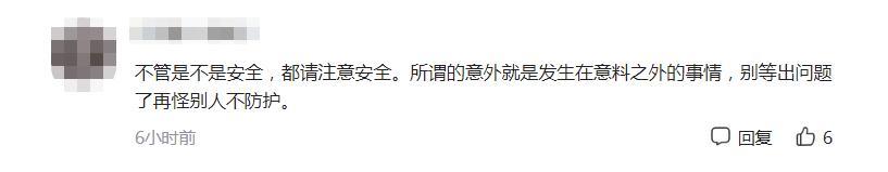 孩子爬上抚顺地标建筑滑梯,孩子爬上抚顺地标建筑