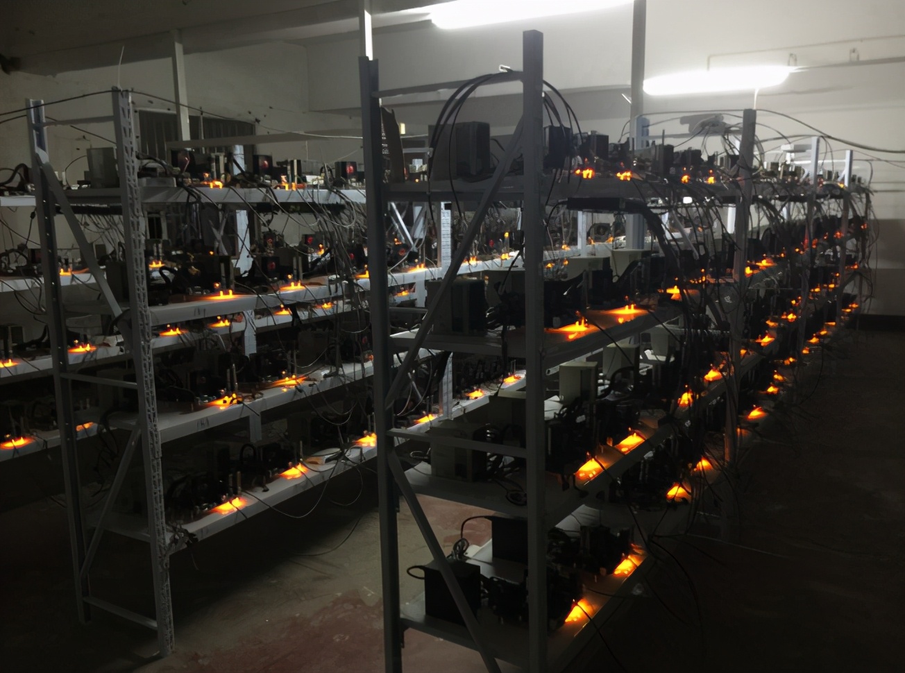 空厂房数百台电脑自动玩外挂？5年后黑客落网揭开全部真相