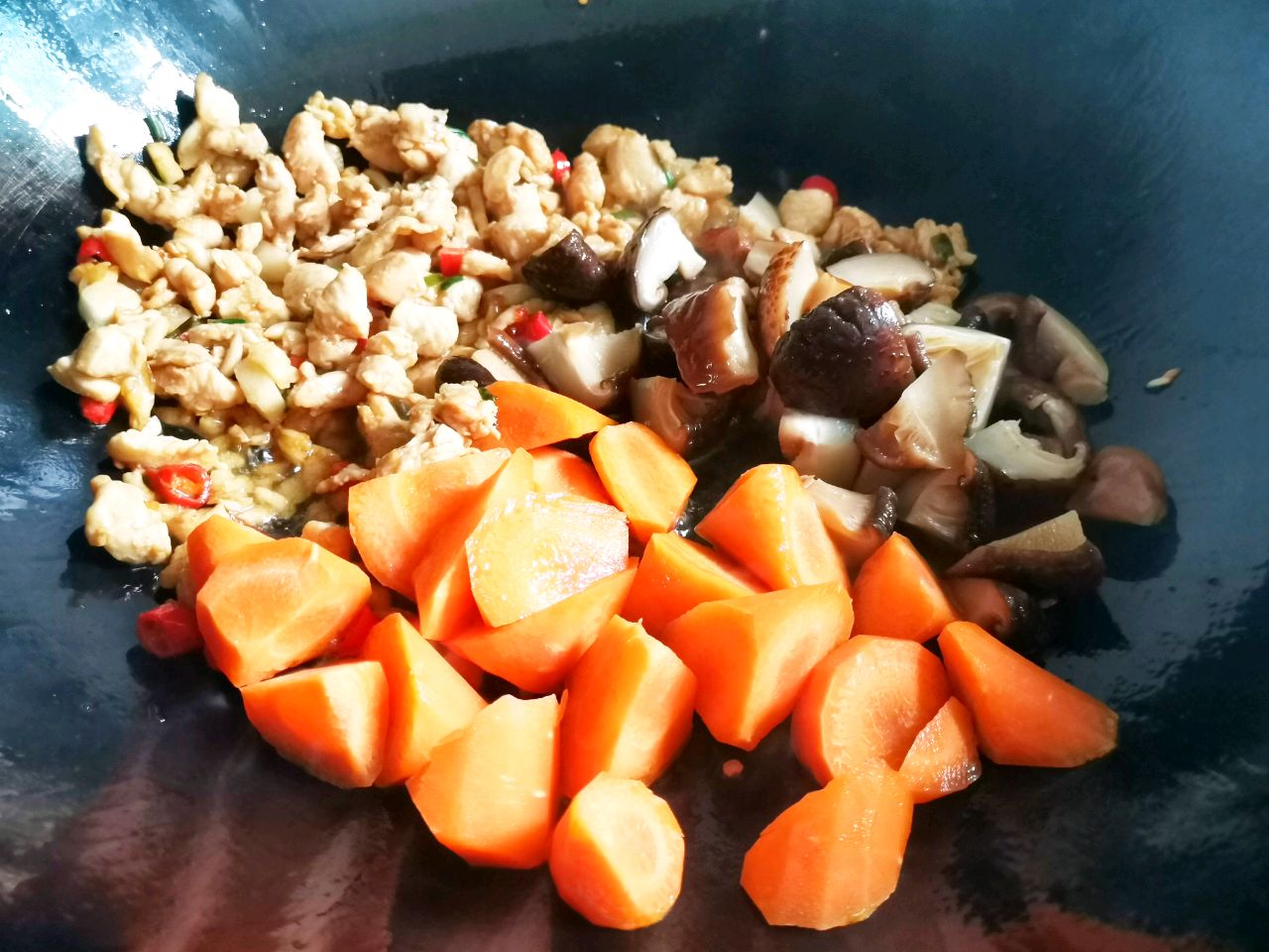 电饭锅香菇鸡丁焖饭,懒人版香菇鸡腿焖饭