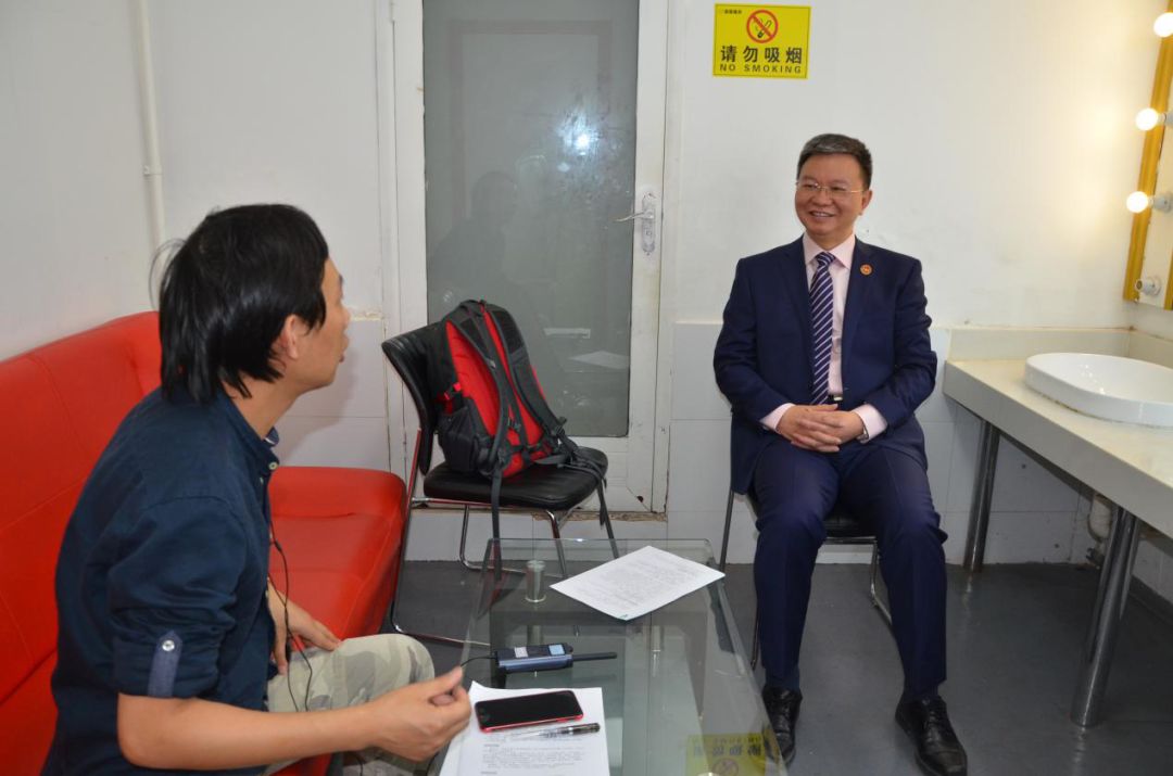 如此校长，爱上了