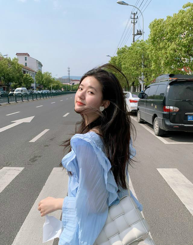 赵露思可爱系穿搭,赵露思穿衣搭配休闲灰色卫衣