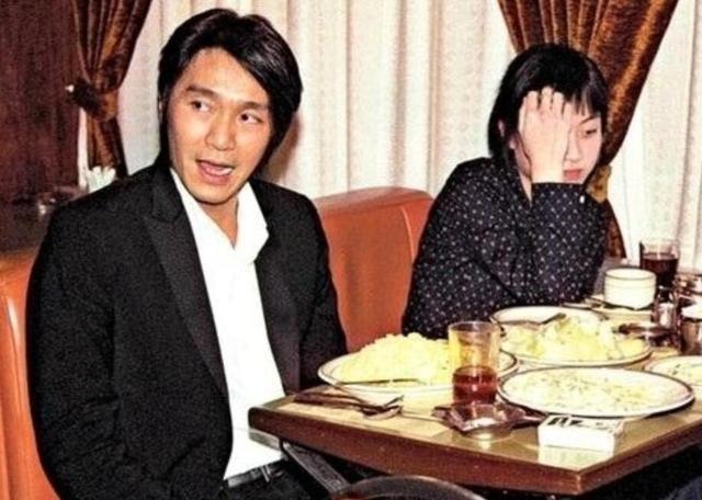 香江传奇：黑皮凸嘴小娱记如何逆袭仪态端庄女首富？