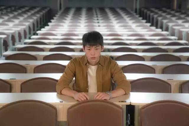 宅家不出门什么事不干,宅家看剧不出门