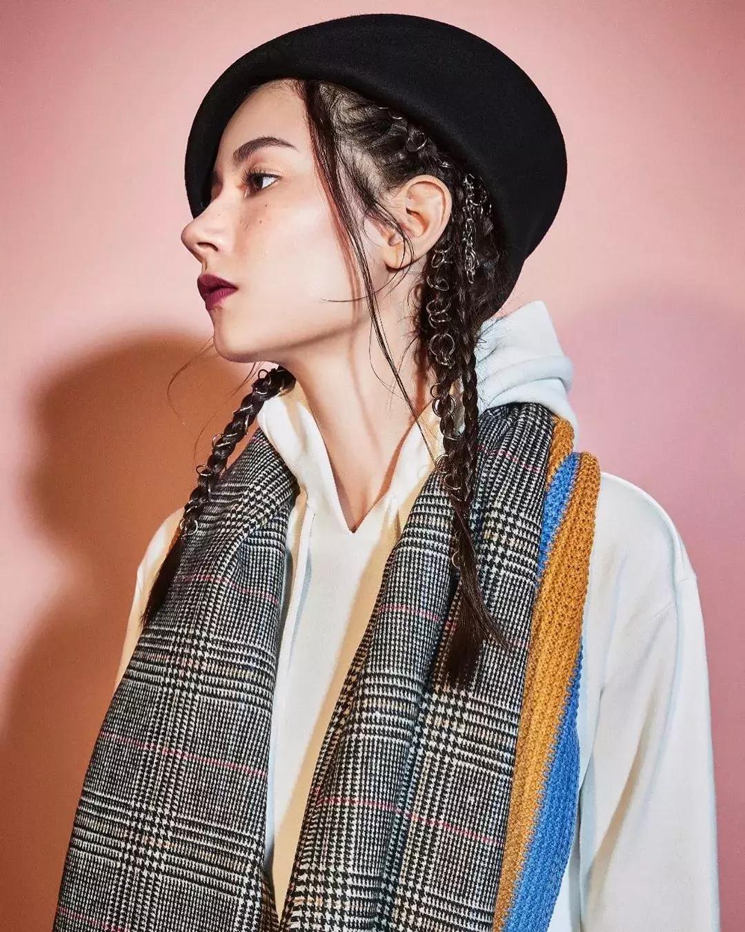 帽子围巾一体的戴起来很暖和,帽子围巾好时髦