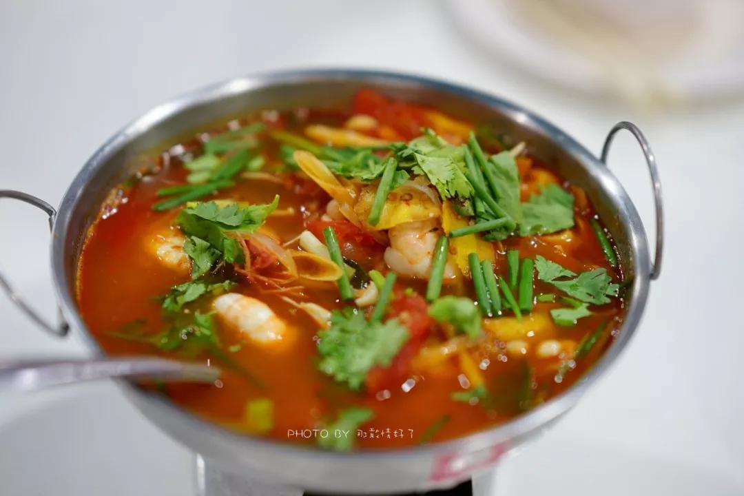 美国艺术家老夫妇定居苏梅岛十年，教游客画垃圾桶，唤醒环保意识