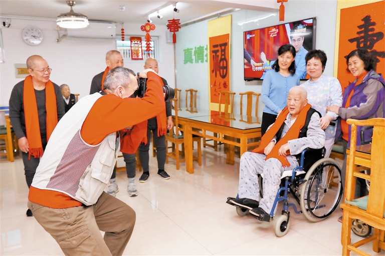 致敬银发志愿者,春运银发志愿者唱响最美夕阳红