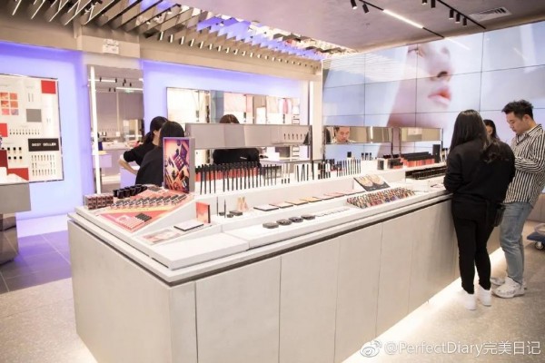 卡姿兰唇釉和完美日记唇釉哪个好,完美日记和卡姿兰化妆品哪个好