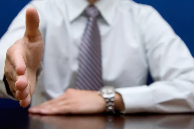 面试官:洗澡时进来一个男人,应该先捂哪?小伙说一部位被录取