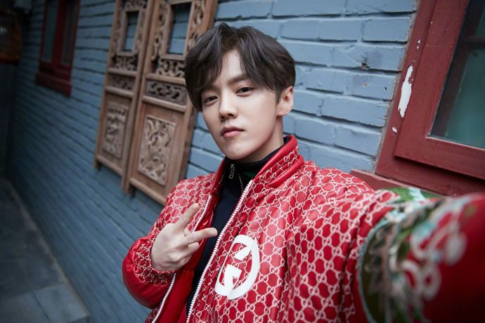 鹿晗北京踢足球,鹿晗现身胡同踢足球热搜