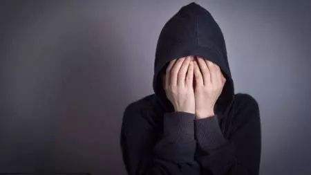 男人爱看手机对身体有害吗,男人喜欢看电影的六大危害