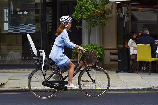 鍑壒濡瑰绌跨墰浠旇￥瑙嗛 (鍑壒濡瑰绌跨墰浠旇￥)