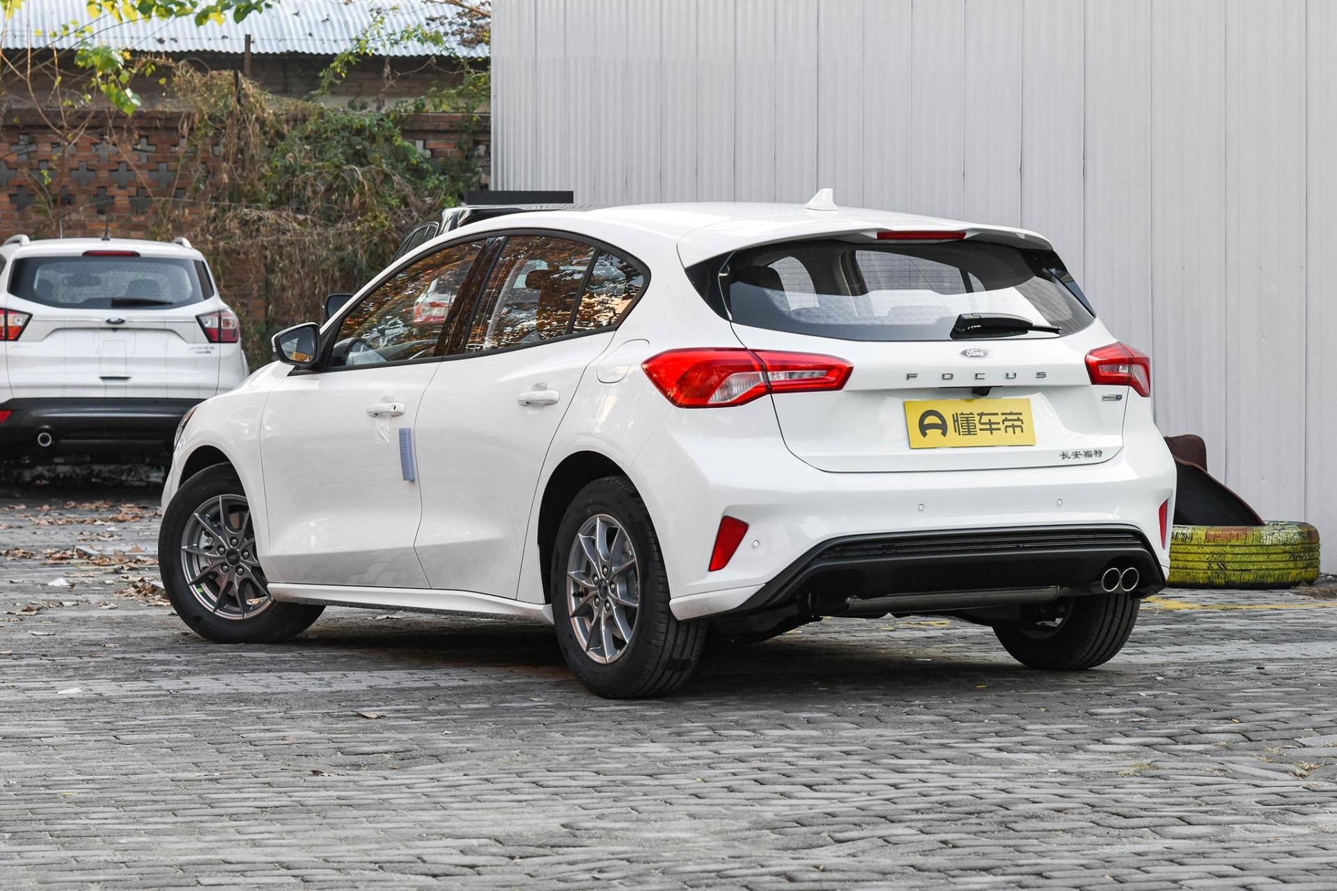 09福克斯1.8t两厢和三厢的区别,福克斯三厢买哪个版本性价比高