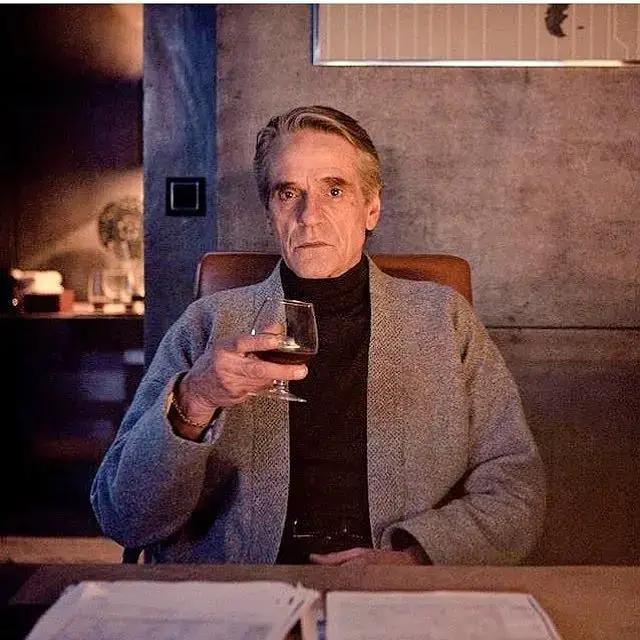 他是《洛丽塔》男主，畸形恋专业户，也是禁欲系不老男神