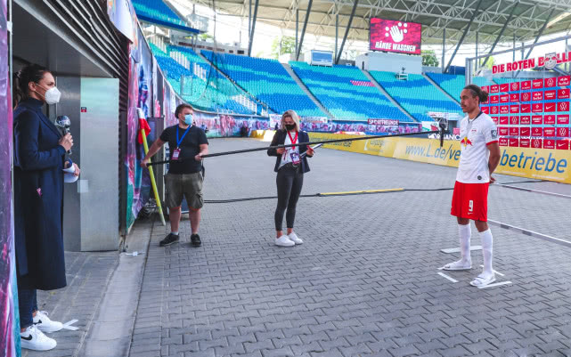 多名球员进球后拥抱亲吻,激动心情难以抑制?德国官员:建议红牌