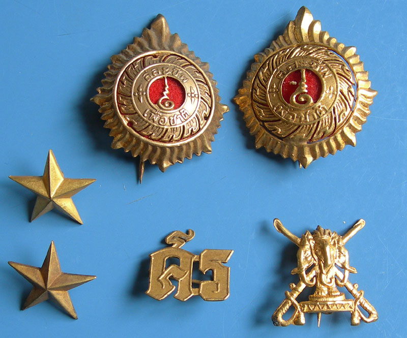 泰国皇家*队军**徽章很有特色，王冠标志象征王权，巴育都不敢不戴