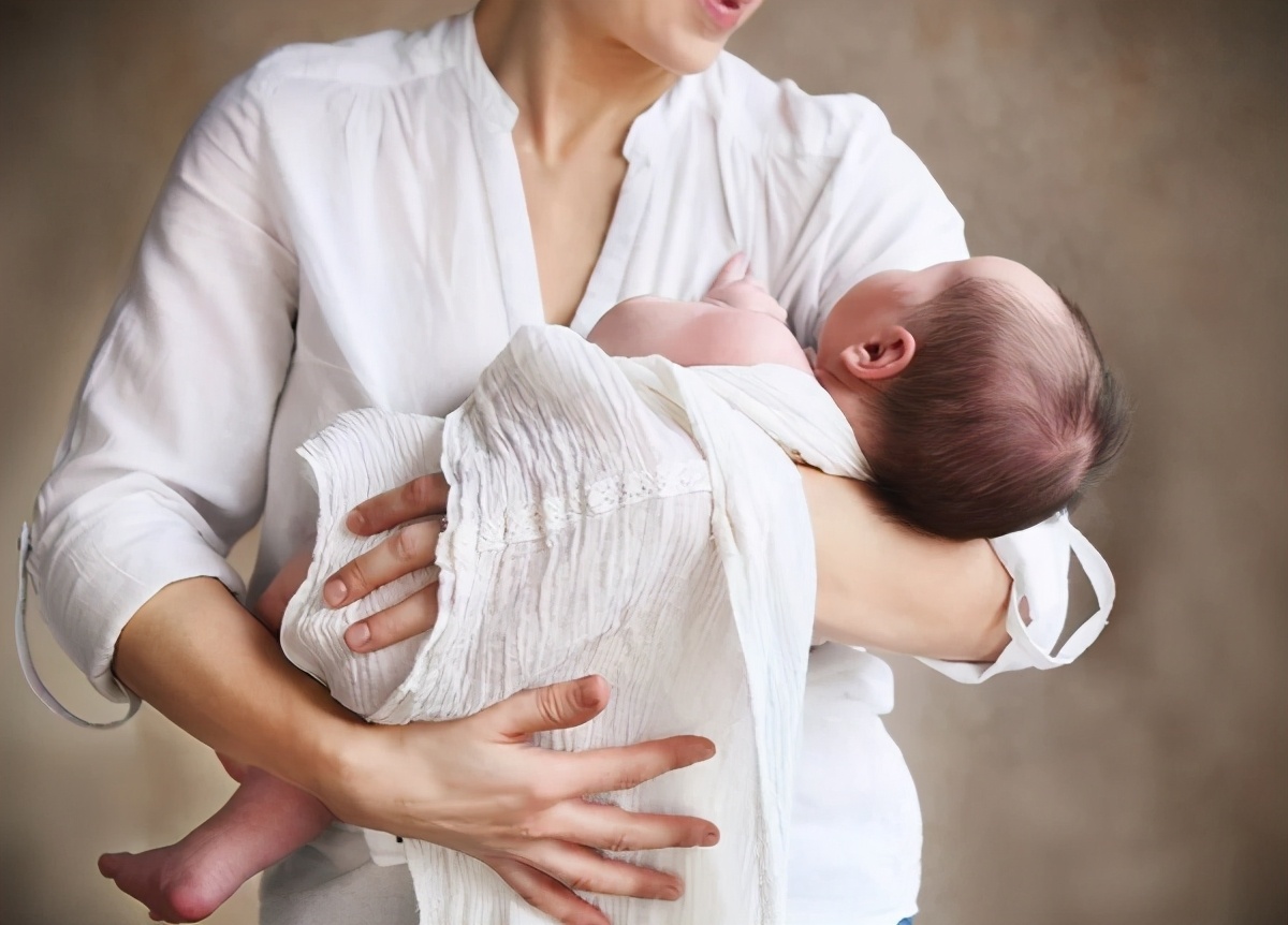 新生儿怎么抱才能让宝宝竖着抱,新生儿怎么抱才不会吐奶