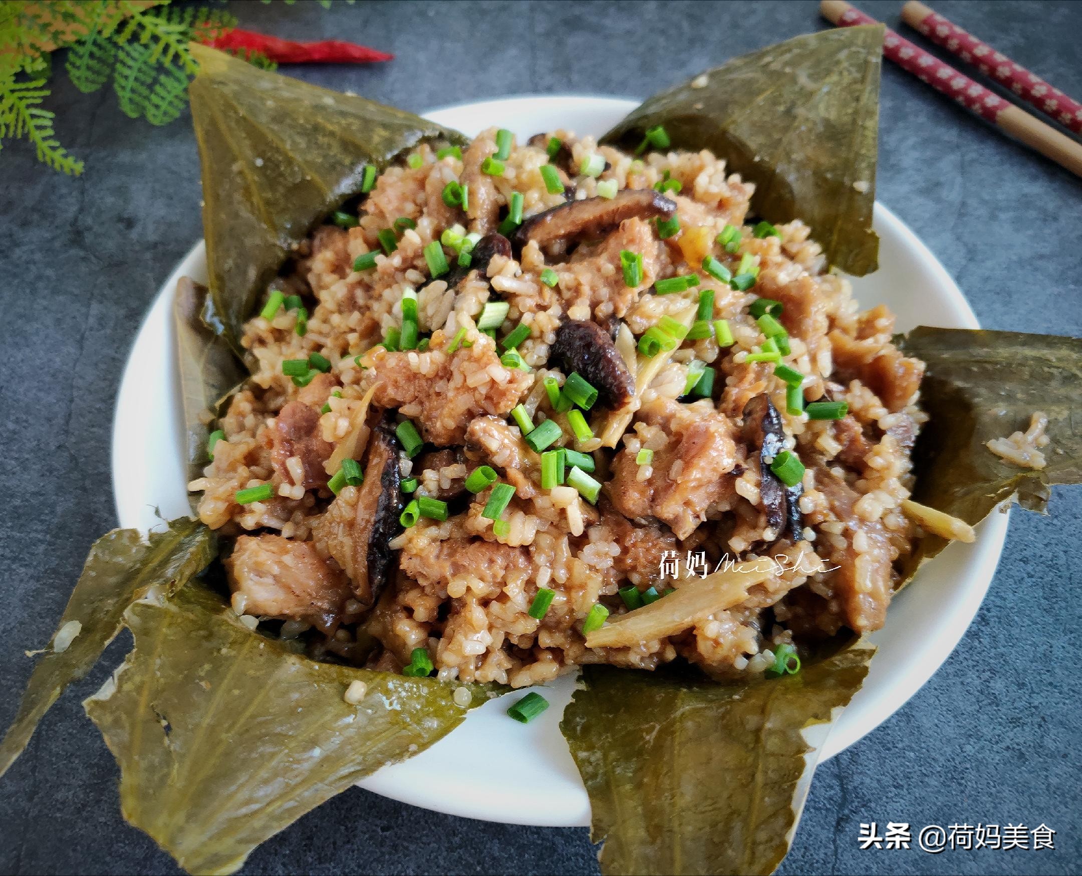 一张荷叶，一碗糯米，一拌一蒸，有肉有饭一锅熟，鲜香味美太好吃