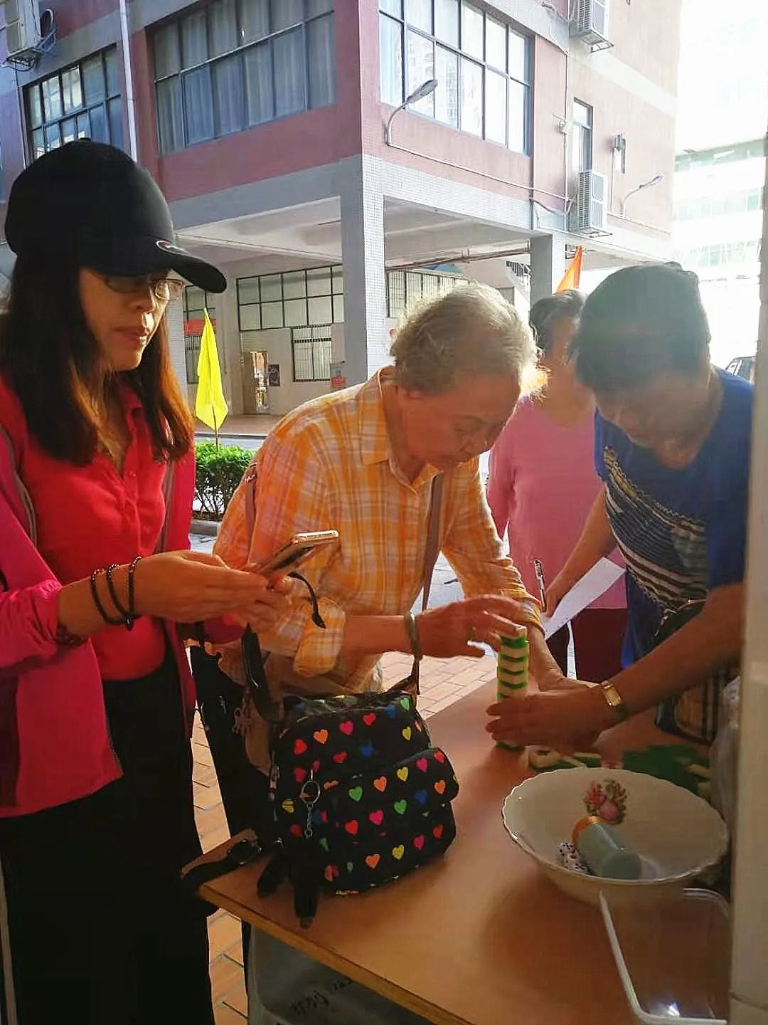 厦门六中老体协、退教协分会举行第六届退休教师趣味运动会暨气排球表演赛