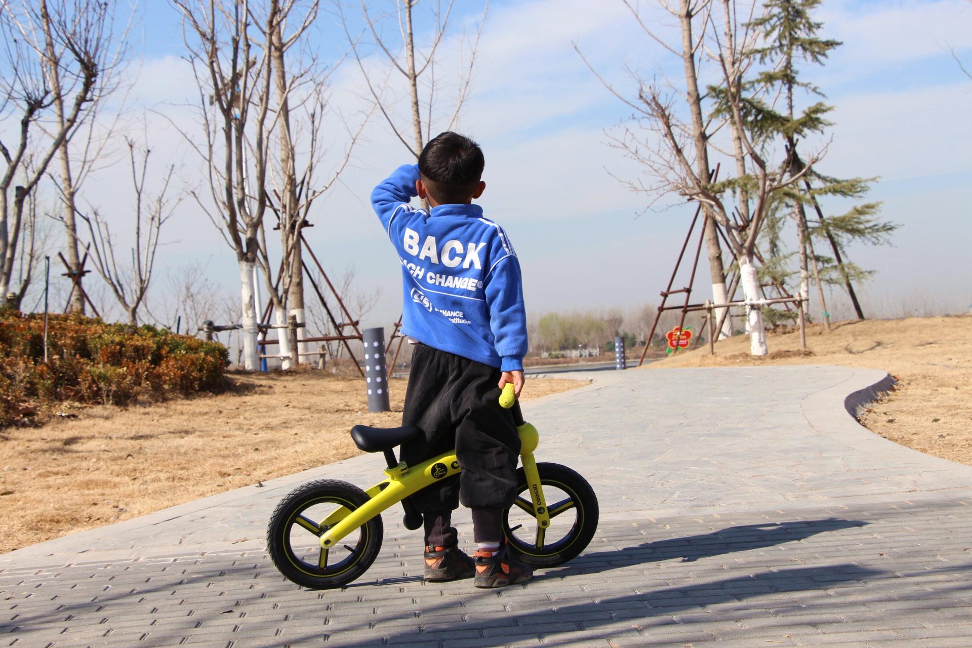 萌娃骑平衡车的视频,萌娃运动平衡车