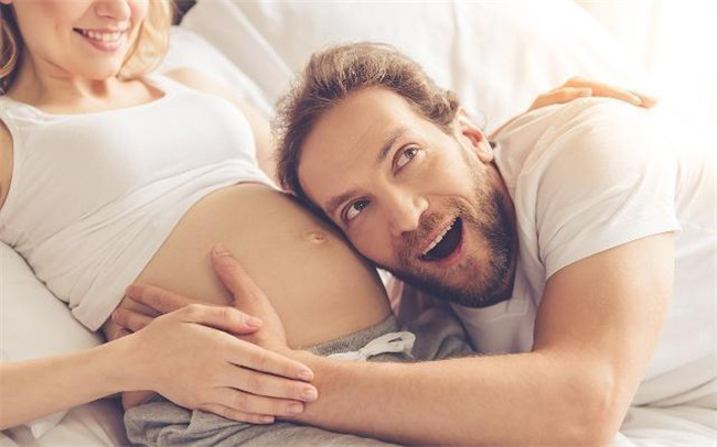 孕产知识刚怀孕时会有什么反应,怀孕了该怎么想办法告诉父母