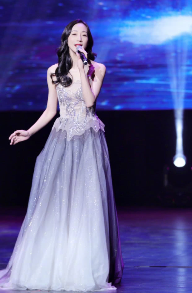 韩雪穿搭夏天气质发型图,大波浪不出错烫发