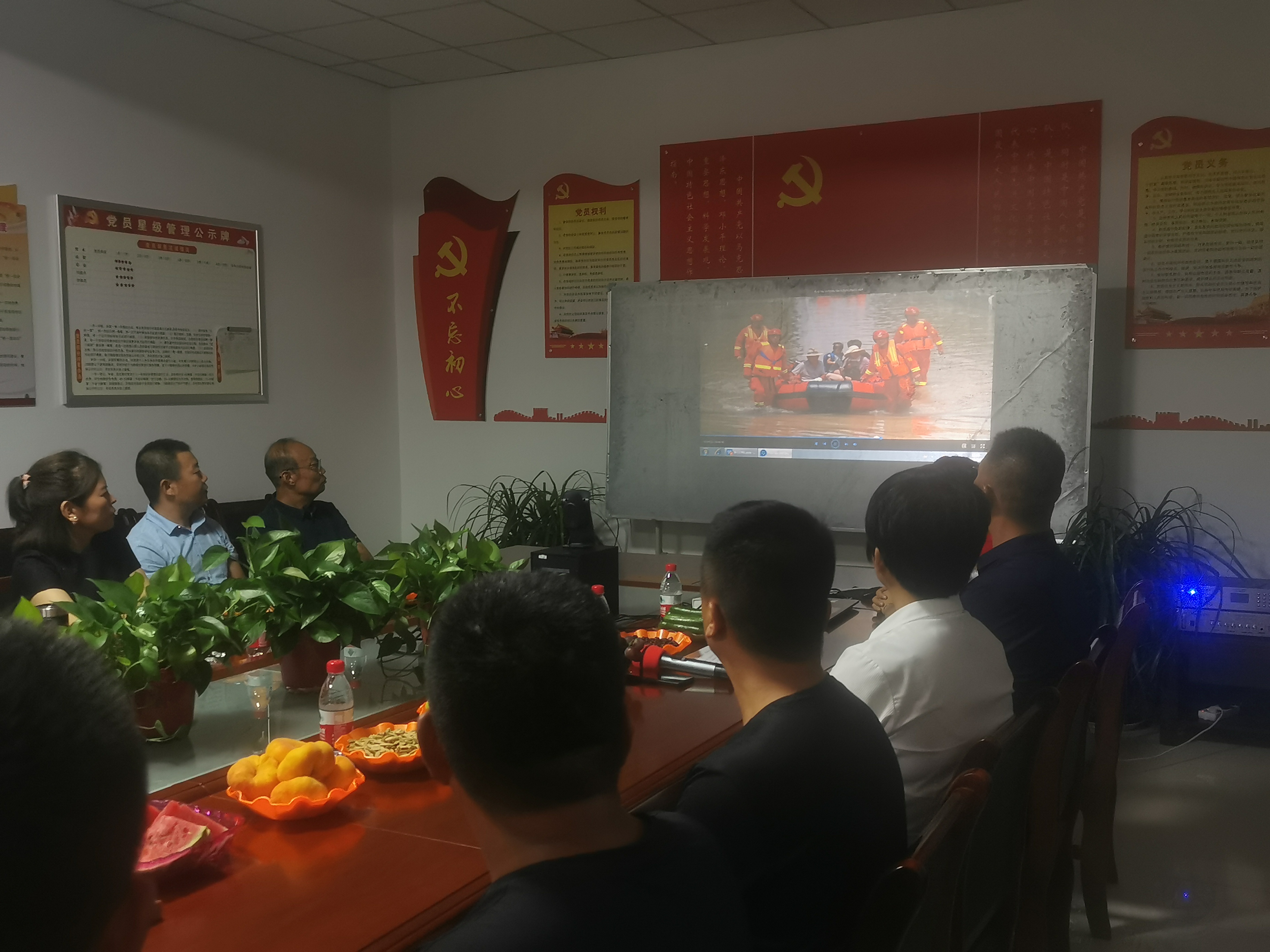 大荔秦东考务中心·金龙•鸿运驾校举办庆祝八一建军节座谈会