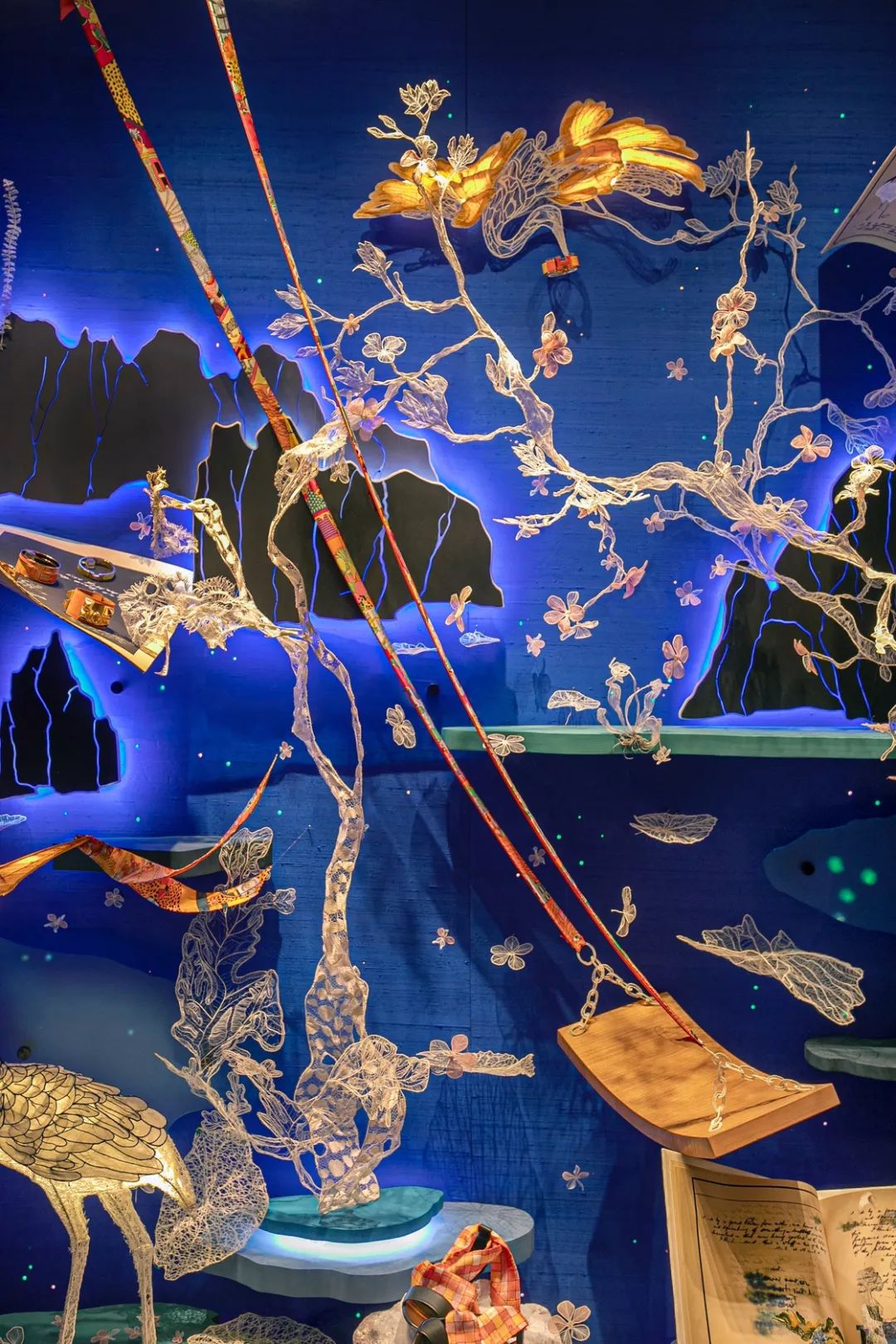 爱马仕最新的橱窗设计,手工制作的梦幻艺术空间