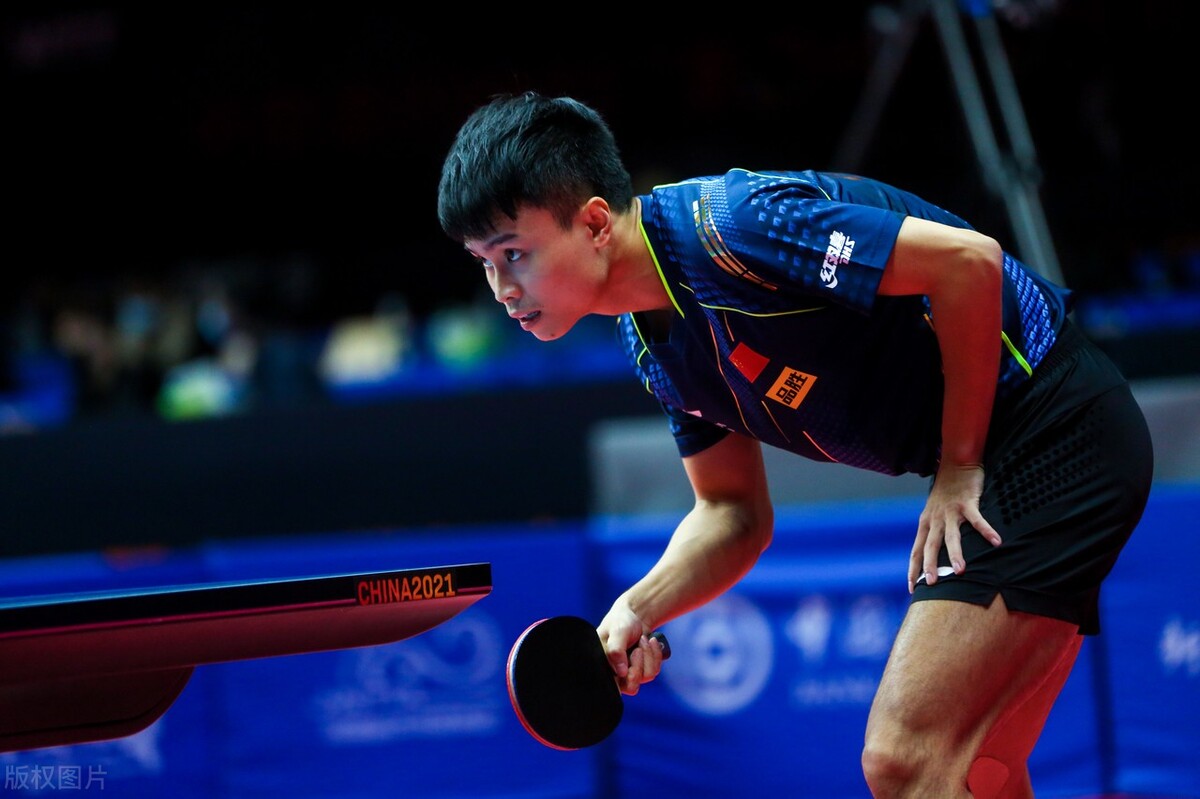 美国小伙抱着中国姑娘,国乒七号周启豪