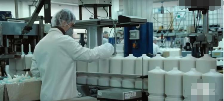 男孩背后长了一只翅膀,男孩身上长了一对翅膀是什么电影